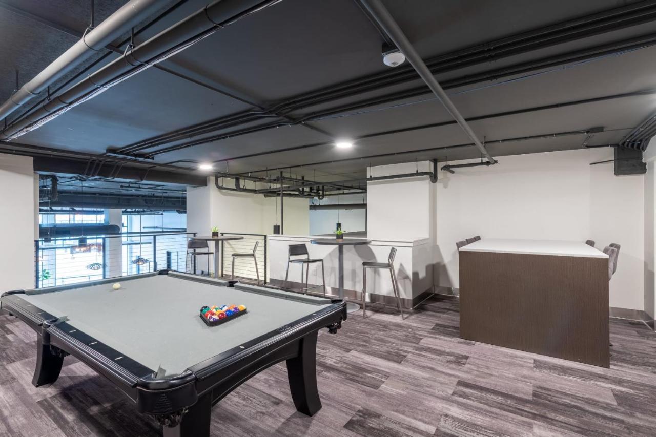 Modern 1Br Apt With Skywalk To Fiserv, Rooftop, And Parking Milwaukee Eksteriør billede